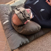 un instant de relaxation profonde avec un masque aux graines de lavande et coussin de méditation Atelier Cocon, allongé sur un futon pour un bain sonore